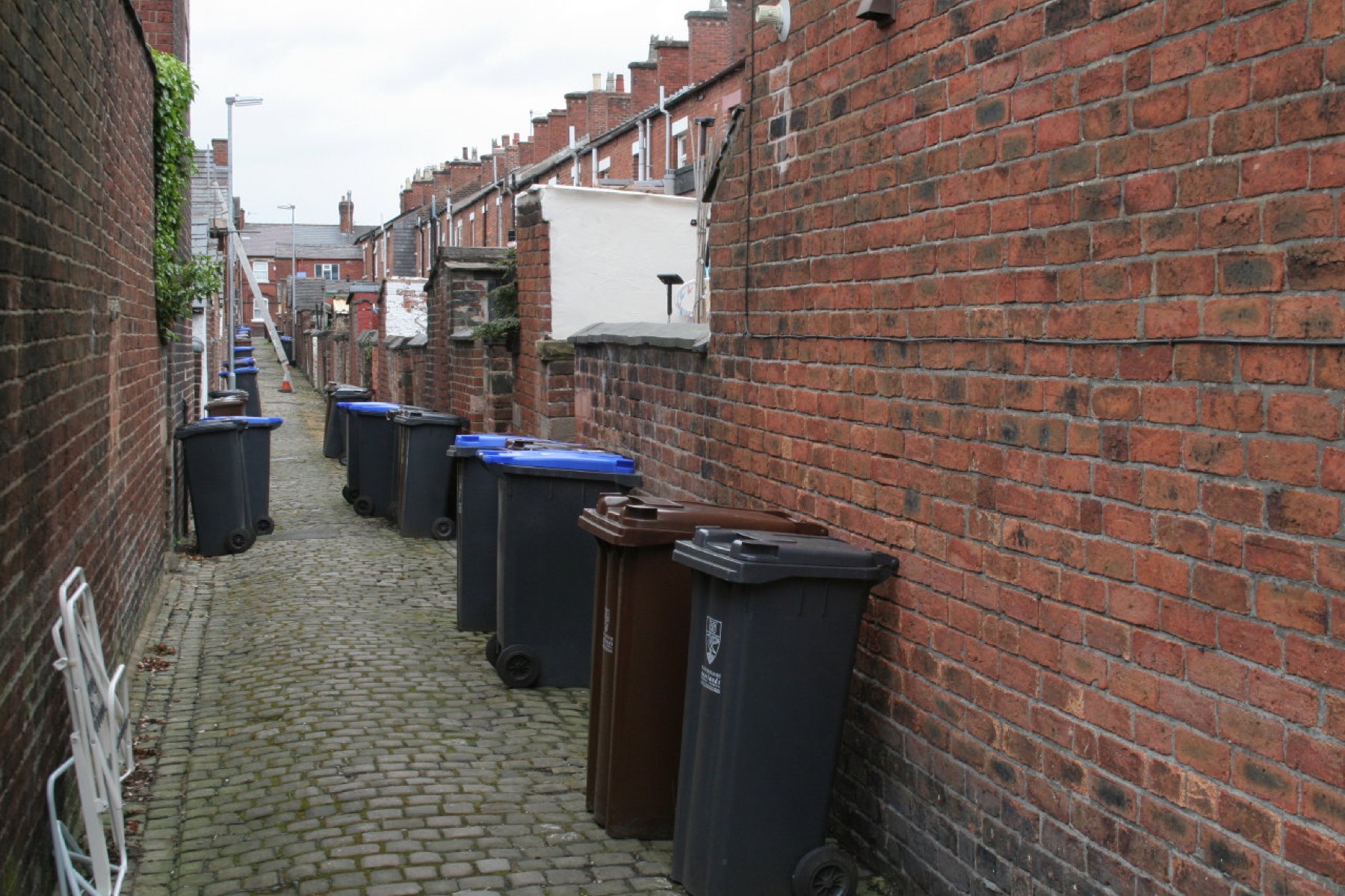 Arrière-allée résidentielle illustrant les problématiques de logement et de copropriété