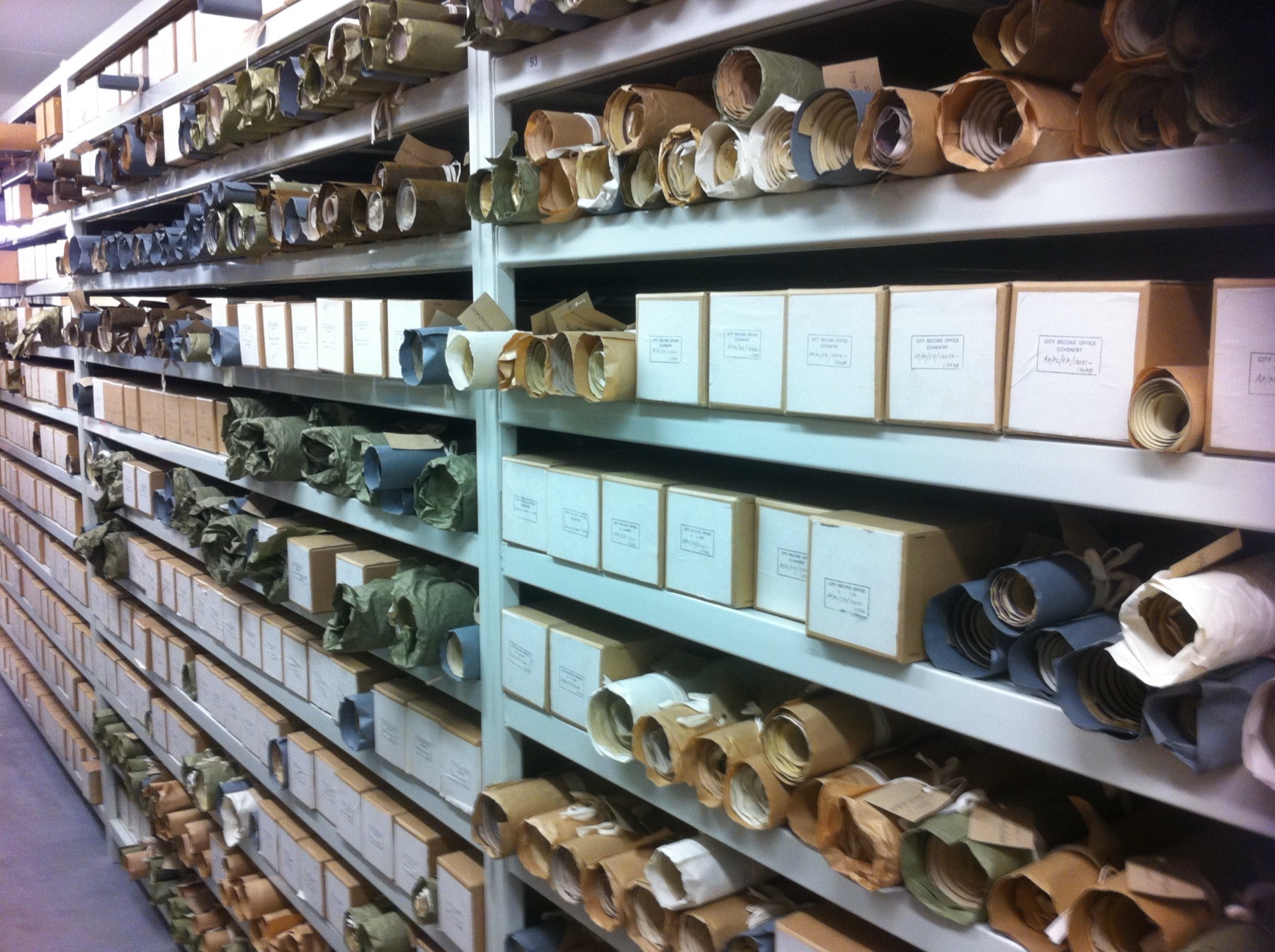 Rayonnages d’archives documentaires utilisés pour symboliser la méthode documentaire du site