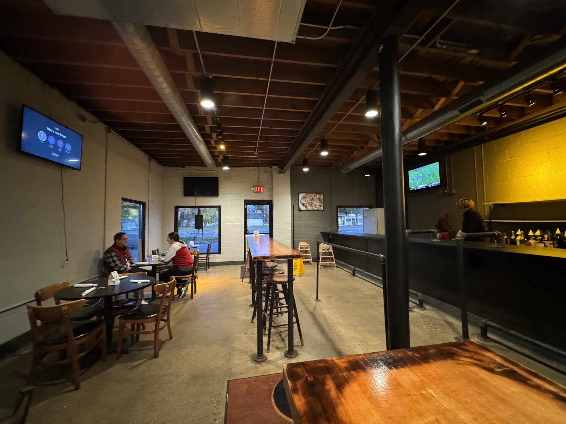 Intérieur réel d’un restaurant avec cuisine ouverte et zone de service