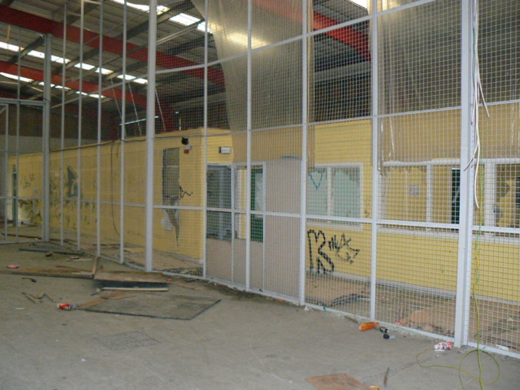 Intérieur d'entrepôt illustrant les environnements à risque pour les nuisibles