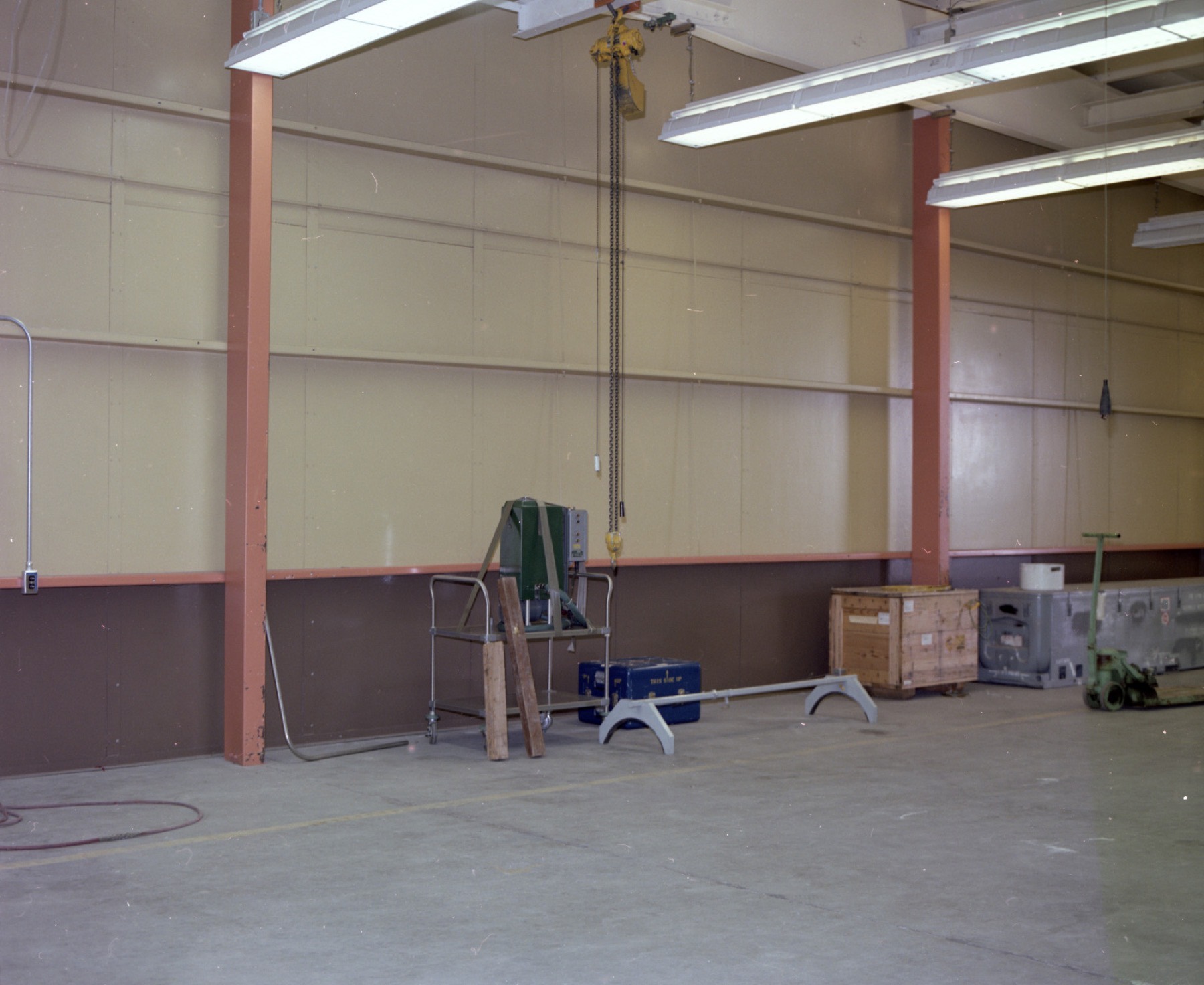 Entrepôt illustrant les problématiques de logistique et de surveillance périphérique